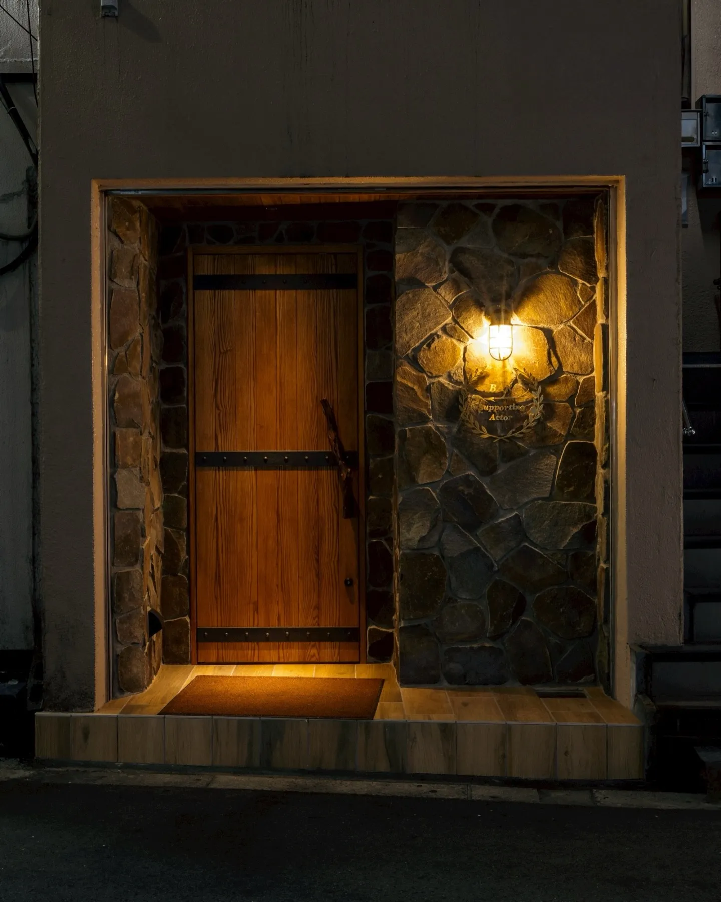 都会の喧騒から一歩離れた、梅田北区堂山町の静かな一角に、隠れ...